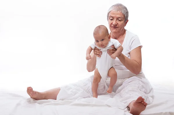 Mormor leker med en baby — Stockfoto