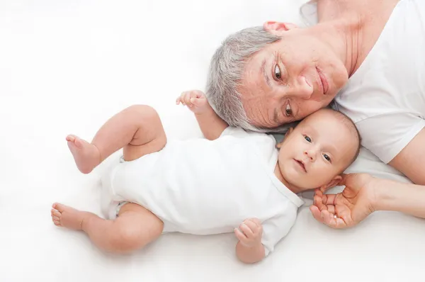 Mormor leker med en baby — Stockfoto