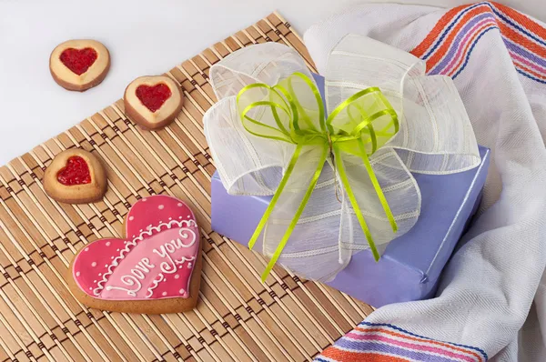 Heart-shaped biscuits for Valentine's Day and gift box — Stock Photo, Image