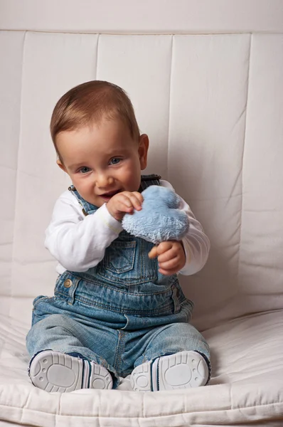 Menino segurando um coração de pelúcia — Fotografia de Stock