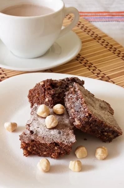 Finom csokoládé Brownie és a mogyoró, a kakaós tej — Stock Fotó