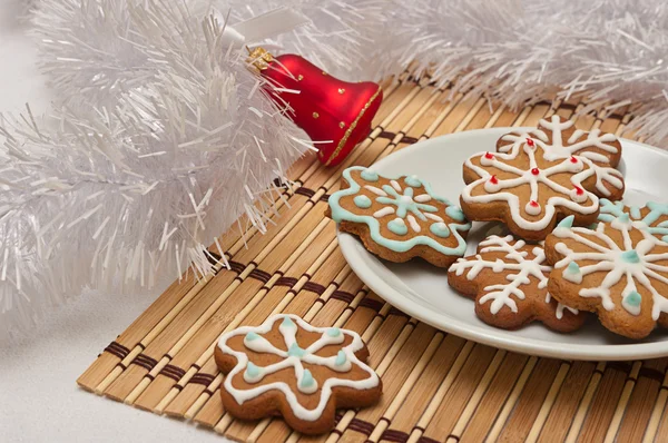 Dekorierte Zuckerkekse für den Weihnachtsmann auf einem Tisch mit Dekoration — Stockfoto