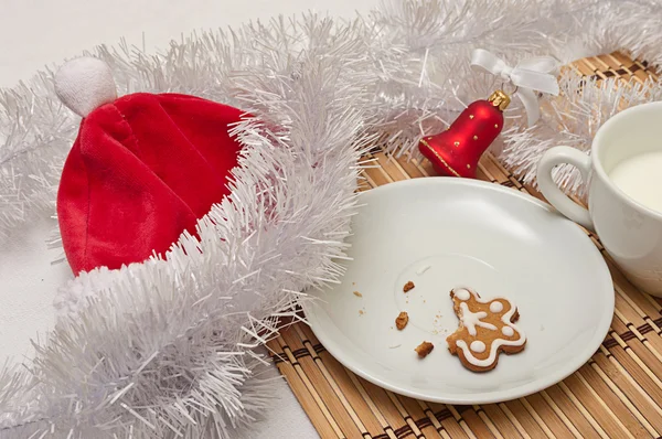 Galletas de azúcar decoradas y leche para Santa en Navidad en una mesa con decoración — Foto de Stock