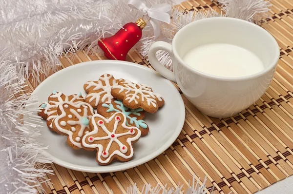 Díszített cukor cookie-kat és tejet Santa, karácsonykor egy asztal dekoráció — Stock Fotó