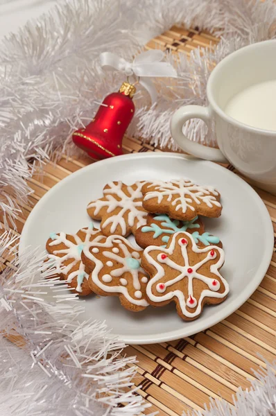 Galletas de azúcar decoradas y leche para Santa en Navidad en una mesa con decoración — Foto de Stock