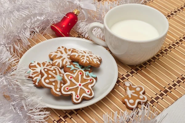 Díszített cukor cookie-kat és tejet Santa, karácsonykor egy asztal dekoráció — Stock Fotó