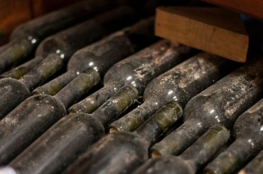 kırmızı şarap şişelerini yaşlanma yığını 