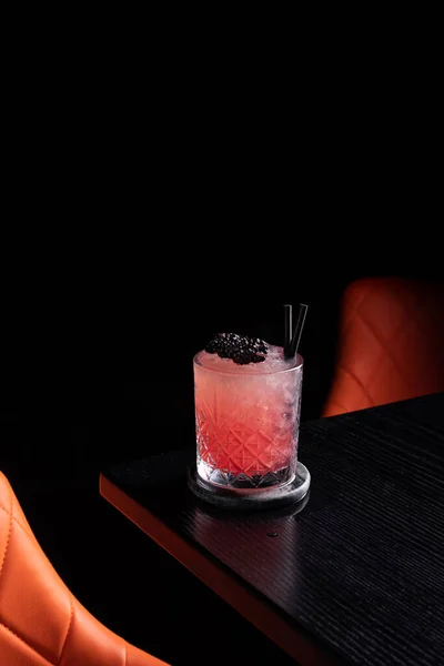 Negroni Alcohol Cocktail Donkere Humeurige Bar Versierd Met Bramen — Stockfoto