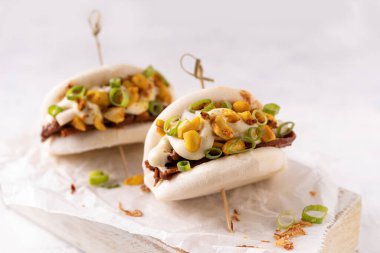 Asya füzyon vegan beyaz yumuşak bao çörekleri et alternatifi, mayonez ve baharatlı fıstık.