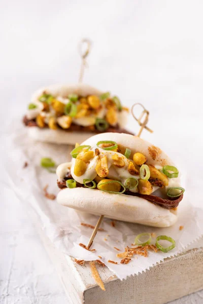 Aziatische Fusie Veganistisch Wit Zachte Bao Broodjes Met Vlees Alternatief — Stockfoto