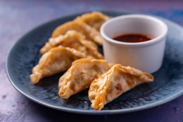 Asiatisk Fusion Vegan Köttfria Dumplings Med Söt Varm Sesamsås Blå — Stockfoto