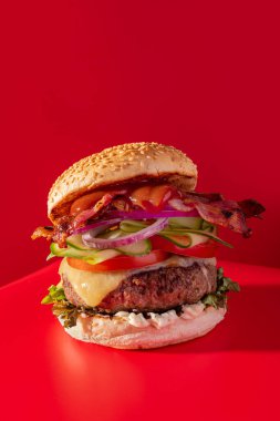 Kalın taze çizburger kıvamında marul, salatalık, domates, soğan ve pastırma ile dolu.