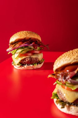 Kalın taze çizburger kıvamında marul, salatalık, domates, soğan ve pastırma ile dolu.