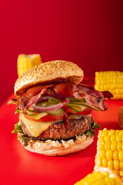 Bold Fresh Cheeseburger Loaded Lettuce Cucumber Tomato Onion Bacon Vibrant — Zdjęcie stockowe