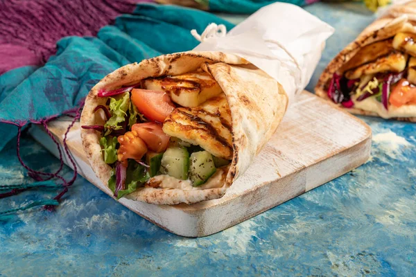 Traditional Mediterranean Arabic Grilled Halloumi Hummus Vegetables Flatbread Wraps Topped — Stockfoto