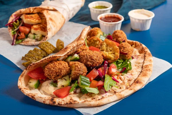Traditionele Mediterrane Arabische Gegrilde Halloumi Falafel Hummus Groenten Platte Broodjes — Stockfoto