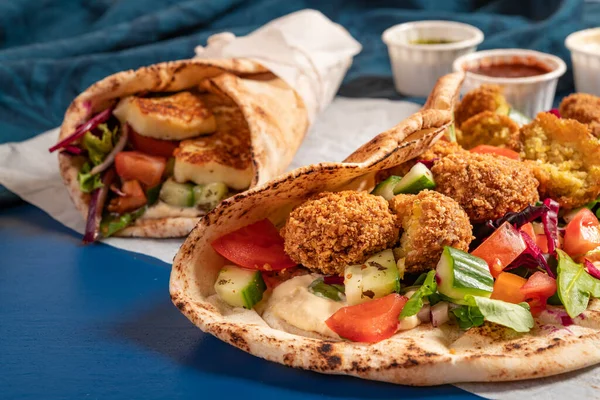Traditional Mediterranean Arabic Grilled Halloumi Falafel Hummus Vegetables Flatbread Wraps — Stockfoto