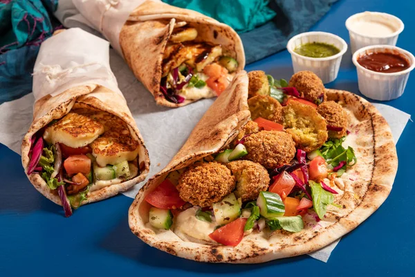 Traditionele Mediterrane Arabische Gegrilde Halloumi Falafel Hummus Groenten Platte Broodjes — Stockfoto