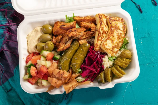Loaded Sharing Portion Traditional Eastern Mediterranean Arabic Food Hummus Olives — Stockfoto