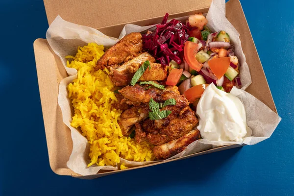 Traditional Eastern Mediterranean Takeaway Meal Grilled Chicken Yellow Rice Fresh — Stockfoto