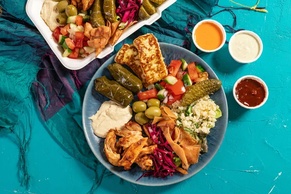 Loaded Sharing Portion Traditional Eastern Mediterranean Arabic Food Hummus Olives — Stockfoto