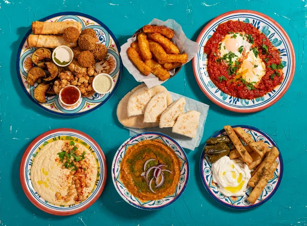 Traditional Eastern Mediterranean Moroccan Hot Breakfast Fried Vegetables Halloumi Falafel — Stockfoto