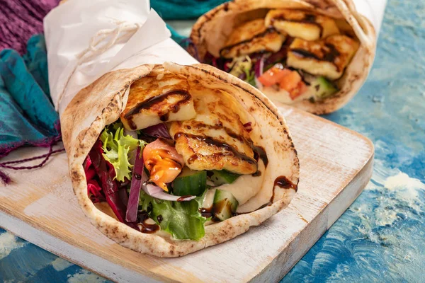 Traditional Mediterranean Arabic Grilled Halloumi Hummus Vegetables Flatbread Wraps Topped — Stockfoto