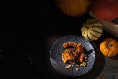 Sonbaharda kavrulmuş tereyağlı balkabağı, tarçın, ceviz ve bal tozuyla kaplanmış karamsar resimli natürmort.