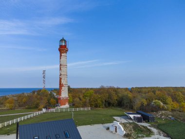 Sonbaharda denizdeki kırmızı deniz feneri
