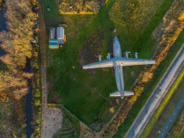 Ormandaki Sovyet uçağı An-12