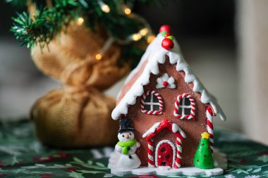 Kardan adam ve Noel Ağacı ile zencefilli ev Noel süslemesi