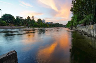 Hamilton East 'teki Parana Park' tan gün batımı, Waikato Nehri ve Hamilton şehir merkezine bakıyor.