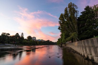 Hamilton East 'teki Parana Park' tan gün batımı, Waikato Nehri ve Hamilton şehir merkezine bakıyor.