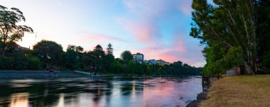 Hamilton East 'teki Parana Park' tan gün batımı, Waikato Nehri ve Hamilton şehir merkezine bakıyor.