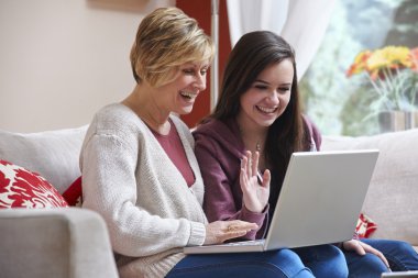 Anne ve kızı laptop