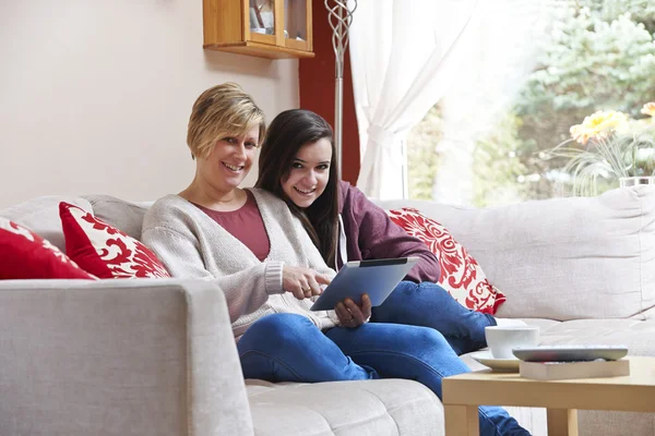 Mother and daughter on tablet computer — Stock Photo, Image