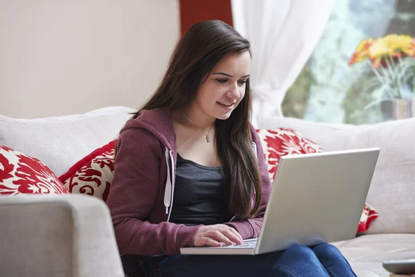 Chica adolescente en el ordenador portátil — Foto de Stock