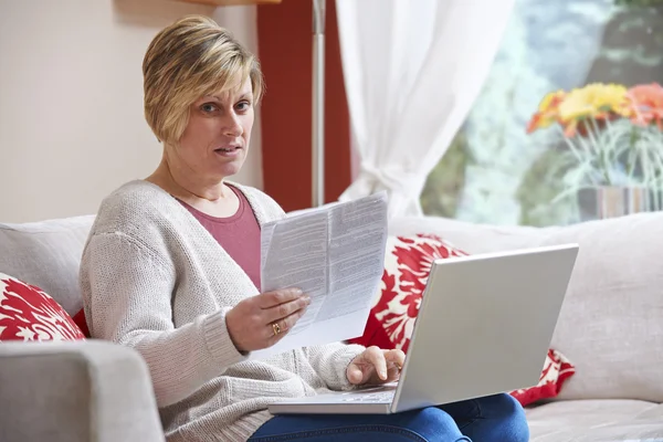 Donna preoccupata sul computer portatile — Foto Stock