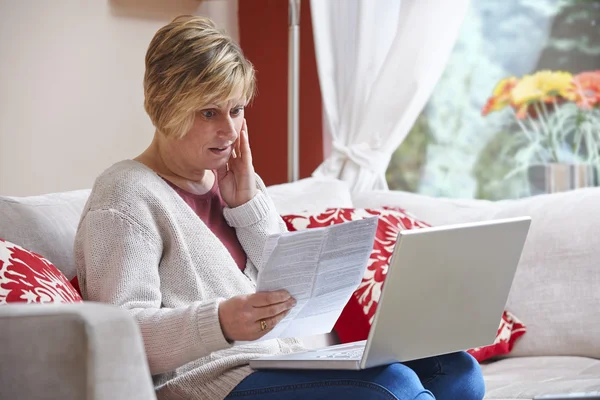 Vrouw op laptop — Stockfoto