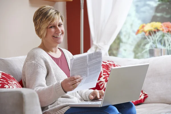 Mulher fazendo home banking — Fotografia de Stock