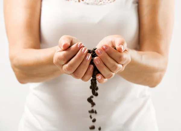 Koffie bonen in een vrouwen-handen — Stockfoto