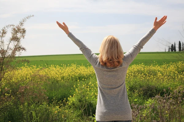 Vacker kvinna njuter av i naturen och frisk luft. — Stockfoto