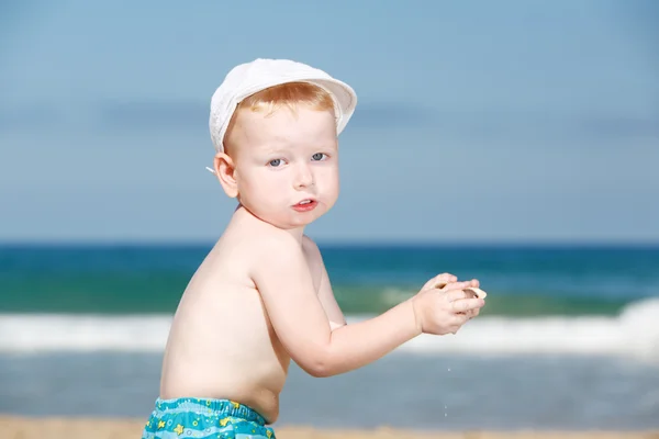 Chłopiec bawiący się na plaży — Zdjęcie stockowe