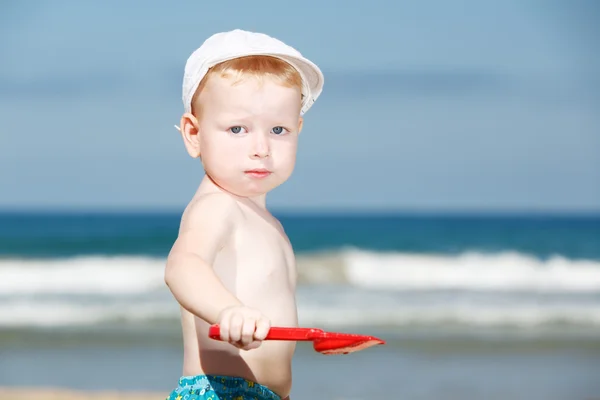 Chłopiec bawiący się na plaży — Zdjęcie stockowe