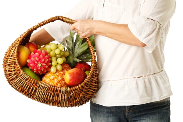 Cesta de frutas em mãos de mulheres . — Fotografia de Stock