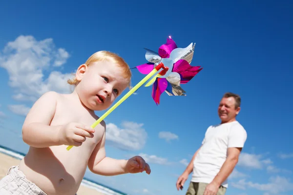 Familie im Mittelmeer — Stockfoto