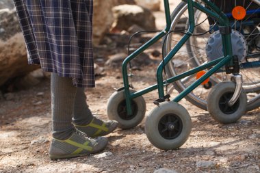 bir walker'ın yaşlı kadınla