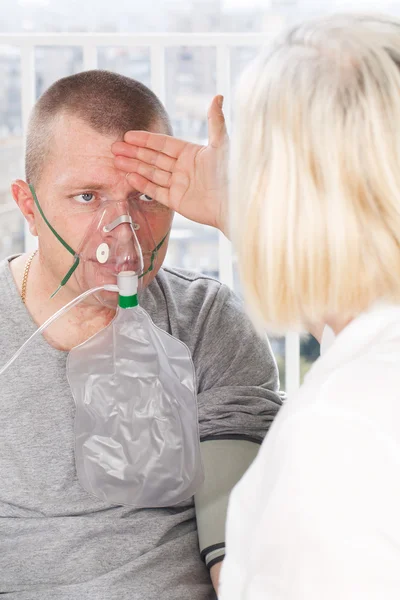 Doctora hablando con paciente — Foto de Stock