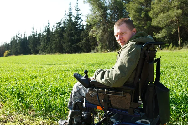 Vojenské vojáci v invalidním vozíku. — Stock fotografie