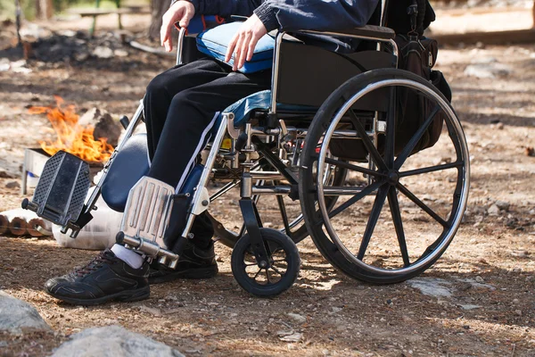 Jeune homme en fauteuil roulant — Photo